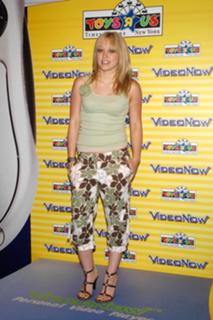 Hilary Duff feet photo thumbnail