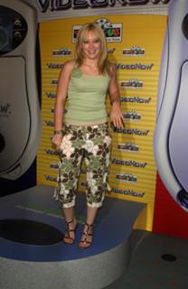 Hilary Duff feet photo thumbnail