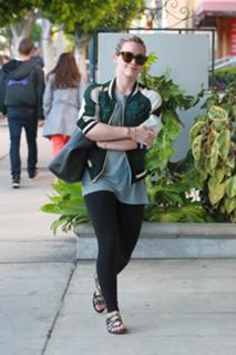 Hilary Duff feet photo thumbnail