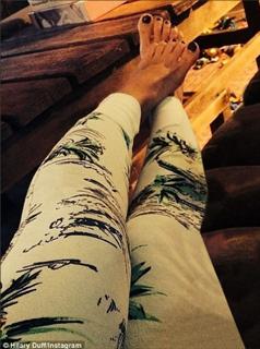 Hilary Duff feet photo thumbnail