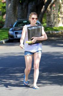 Hilary Duff feet photo thumbnail