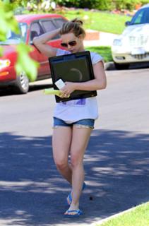 Hilary Duff feet photo thumbnail