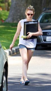 Hilary Duff feet photo thumbnail
