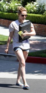 Hilary Duff feet photo thumbnail