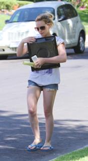 Hilary Duff feet photo thumbnail