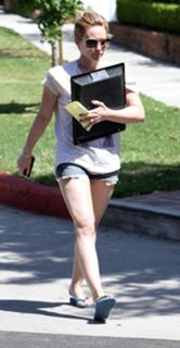 Hilary Duff feet photo thumbnail