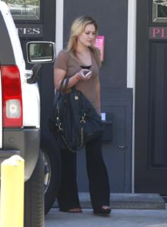 Hilary Duff feet photo thumbnail