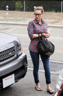 Hilary Duff feet photo thumbnail