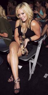 Hilary Duff feet photo thumbnail