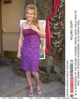 Hilary Duff feet photo thumbnail
