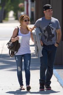 Hilary Duff feet photo thumbnail