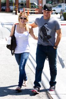 Hilary Duff feet photo thumbnail
