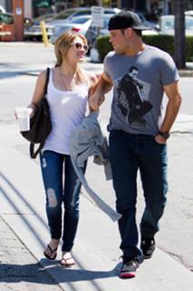 Hilary Duff feet photo thumbnail