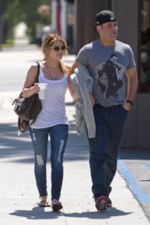 Hilary Duff feet photo thumbnail