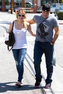 Hilary Duff feet photo thumbnail