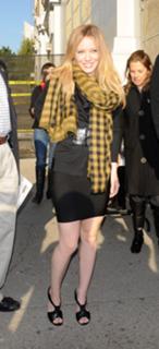 Hilary Duff feet photo thumbnail