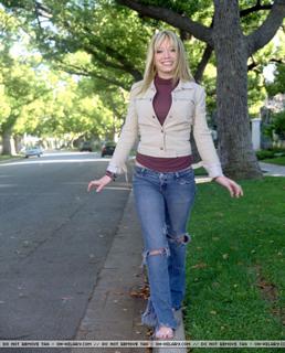 Hilary Duff feet photo thumbnail