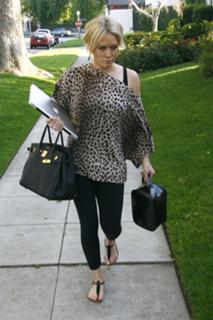 Hilary Duff feet photo thumbnail