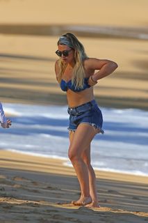 Hilary Duff feet photo thumbnail