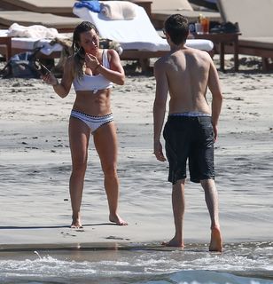 Hilary Duff feet photo thumbnail