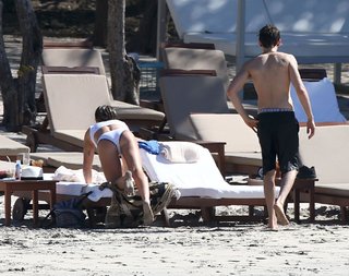 Hilary Duff feet photo thumbnail