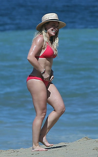 Hilary Duff feet photo thumbnail