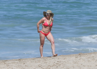 Hilary Duff feet photo thumbnail