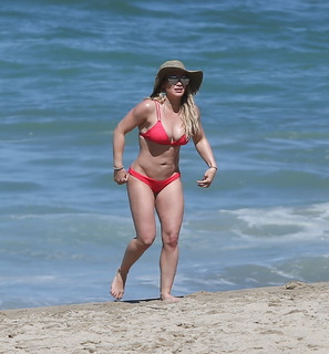 Hilary Duff feet photo thumbnail
