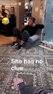 Hilary Duff feet photo thumbnail