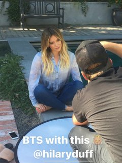 Hilary Duff feet photo thumbnail