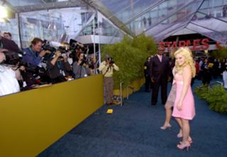 Hilary Duff feet photo thumbnail