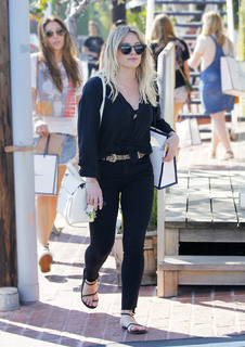 Hilary Duff feet photo thumbnail