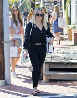 Hilary Duff feet photo thumbnail