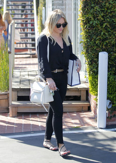 Hilary Duff feet photo thumbnail