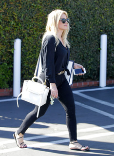 Hilary Duff feet photo thumbnail