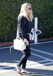 Hilary Duff feet photo thumbnail