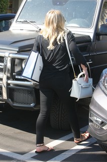 Hilary Duff feet photo thumbnail