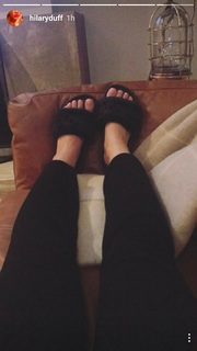 Hilary Duff feet photo thumbnail