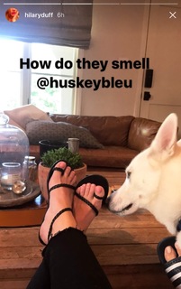 Hilary Duff feet photo thumbnail