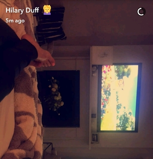 Hilary Duff feet photo thumbnail