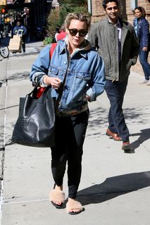 Hilary Duff feet photo thumbnail