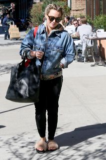 Hilary Duff feet photo thumbnail