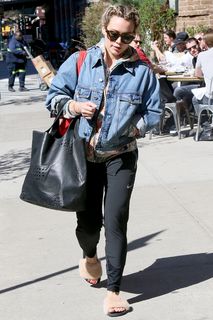 Hilary Duff feet photo thumbnail