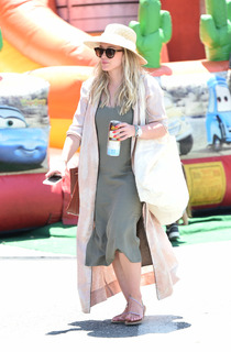 Hilary Duff feet photo thumbnail