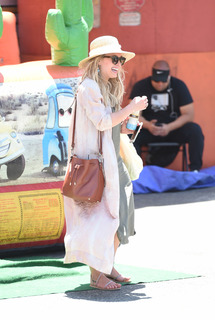 Hilary Duff feet photo thumbnail