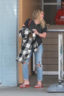 Hilary Duff feet photo thumbnail