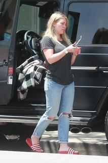 Hilary Duff feet photo thumbnail