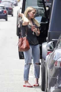 Hilary Duff feet photo thumbnail