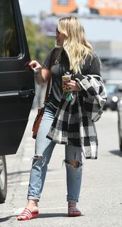 Hilary Duff feet photo thumbnail