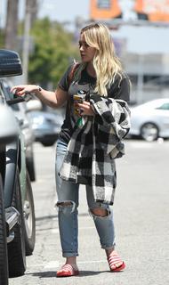 Hilary Duff feet photo thumbnail